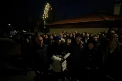 Картината, розата и пликът пред дома на Борисов разбуниха страстите в Банкя
