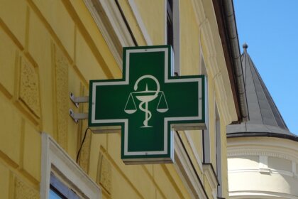 КЗК започва пълна проверка на сигналите за поскъпване на лекарствата