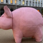 Розовото прасе от жълтите павета тръгва на турне, разкрива десетки дела срещу Борисов