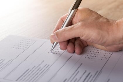Правната комисия оряза секциите в чужбина и обвърза избирателните списъци с преброяването
