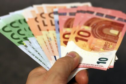 Опашки пред банките в Добрич за обмяна на левове в евро