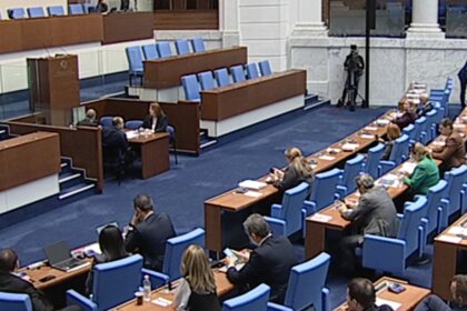 Все пак депутатите орязаха секциите в САЩ, Канада и Великобритания