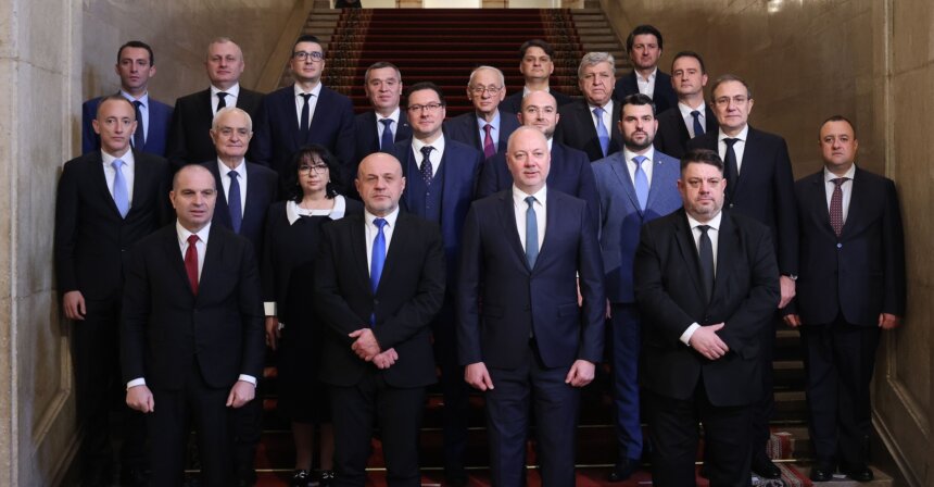 Дванадесет министри се връщат в парламента след смяната на кабинета