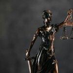 Протест с куфари пред Съдебната палата заради намалената присъда по делото за убийството на Евгения