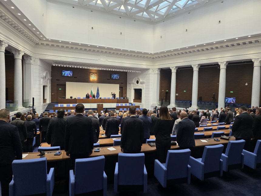 Парламентът приема иранска изложба на фона на кървави протести