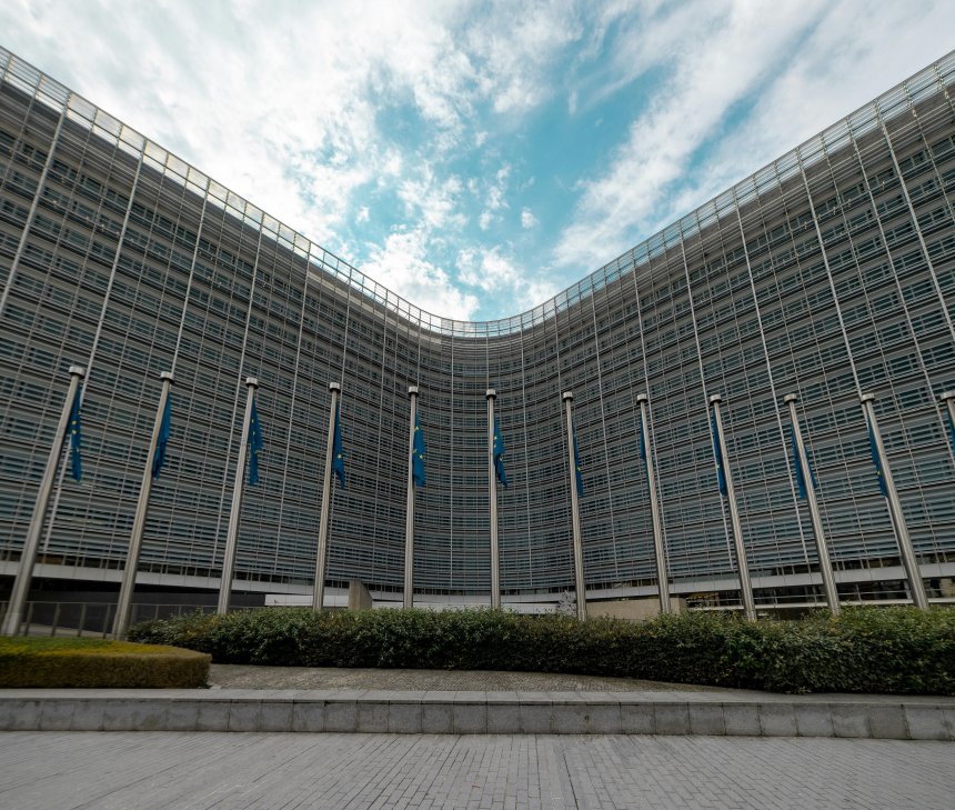 ЕК ще предложи постоянна забрана на руския петрол след изборите в Унгария