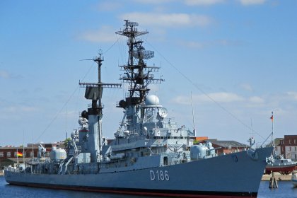 Америка прати голям военен кораб в Близкия изток