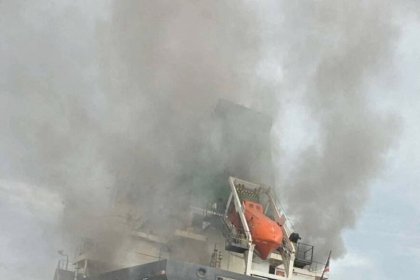 Снаряд удари контейнеровоз край ОАЕ, екипажът е невредим