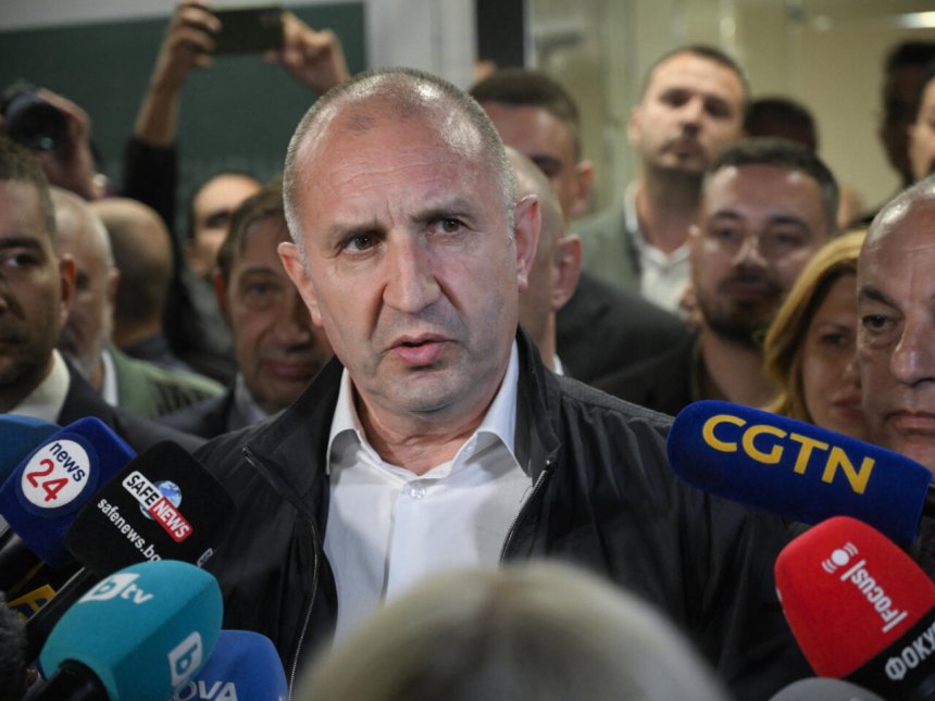 Копринков в неплатен отпуск като президентски секретар