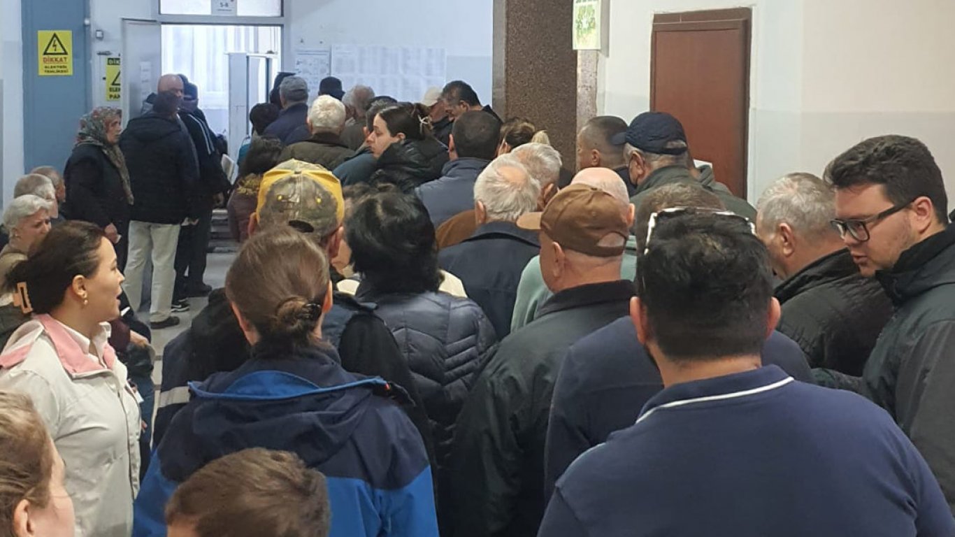 огромни опашки пред секциите в чубина днес - изображение 4