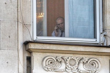 Пет отговора на въпроса: защо Радев го нямаше на протестите