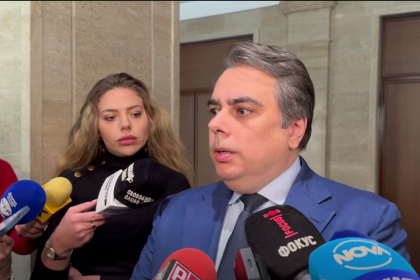 Асен Василев с уточнение за агентите на ДС в листите на Румен Радев