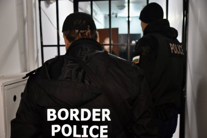 Гранични полицаи арестувани за трафик на мигранти край Елхово