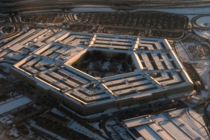 Брокер на американския министър на отбраната е търсил инвестиция в отбранителния сектор дни преди ударите срещу Иран