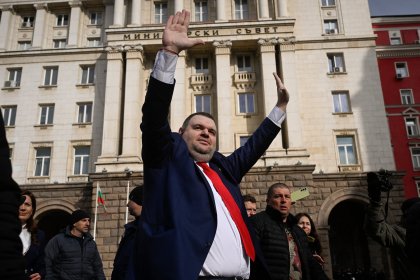 „Демократична България“ настоява парламентът да разследва имуществото на Пеевски