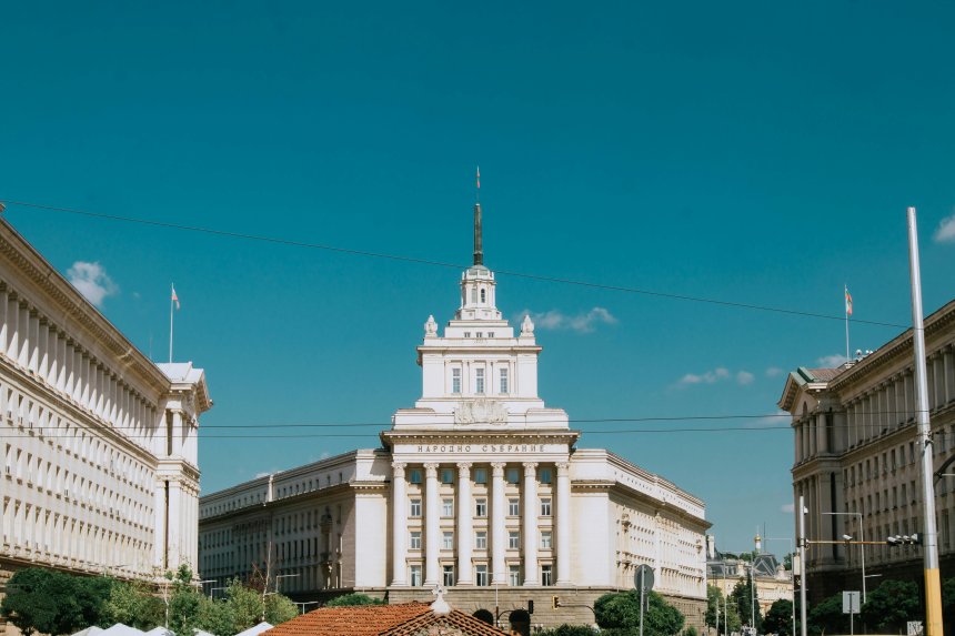 Хората на Радев затегнаха правилата за временните комисии