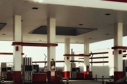 Петролът скочи с 10 процента