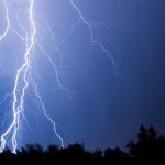 Жълт код за бури и порои в 10 области, температурите падат рязко