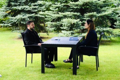 Зеленски пред MAGA инфлуенсърка: Спираме Путин да върне СССР и да ви застраши