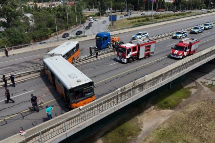 Катастрофата с автобус в София поднови дебата: Опасни ли са мантинелите у нас?