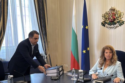 ПП връчиха на Йотова 34 000 подписа и 30 страници с мотиви за вето