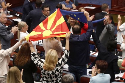 Македонският премиер отново призова за разговори с България и ЕС