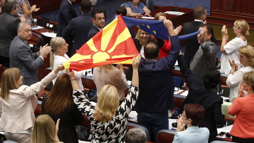 Македонският премиер отново призова за разговори с България и ЕС