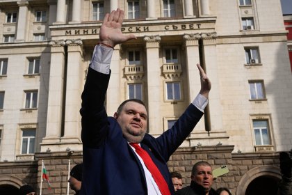 Кметове на Пеевски се преориентират към новата власт преди местния вот
