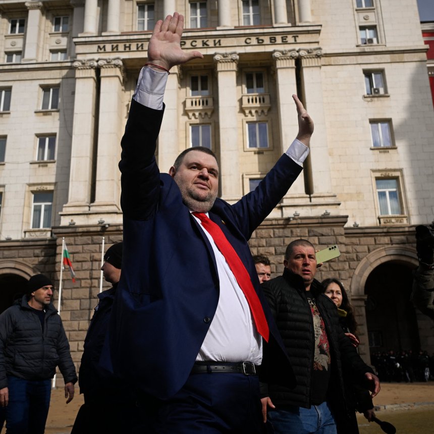 Кметове на Пеевски се преориентират към новата власт преди местния вот