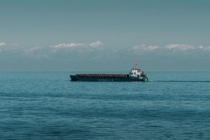 Кораб под обстрел край Йемен, британска агенция предупреждава за опасност