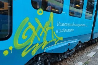 Първата мотриса „Шкода“ вече е нашарена с графити дни след пристигането си