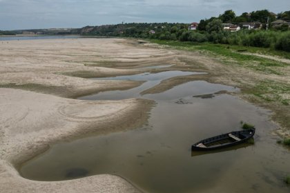 Дунавът удари рекордно ниски нива, застрашава енергетиката и транспорта