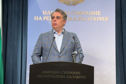 Заради помилвания наркотрафикант: Асен Василев поиска Йотова да напусне изборната надпревара