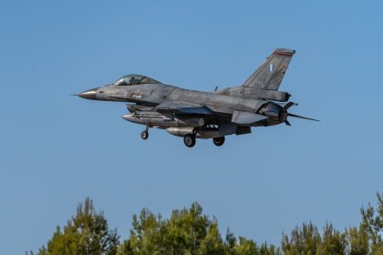 Провалът с охраната на небето: България моли за стари F-16 под наем, а Румъния прибра 18 броя за 1€